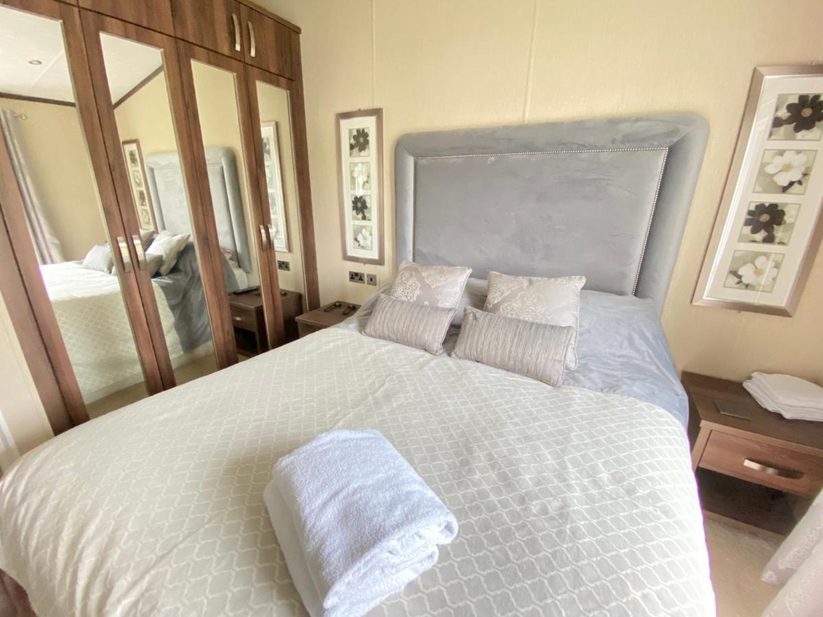 Wildflower, Premium Plus Hot Tub Lodge South Cerney Dış mekan fotoğraf
