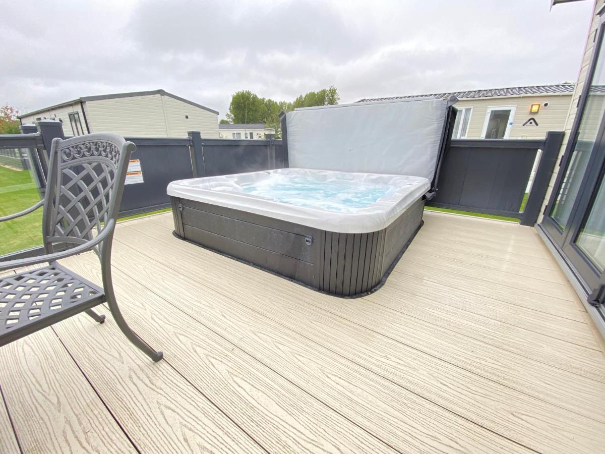 Wildflower, Premium Plus Hot Tub Lodge South Cerney Dış mekan fotoğraf