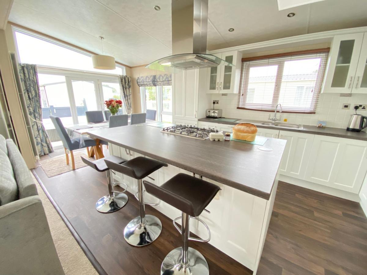 Wildflower, Premium Plus Hot Tub Lodge South Cerney Dış mekan fotoğraf
