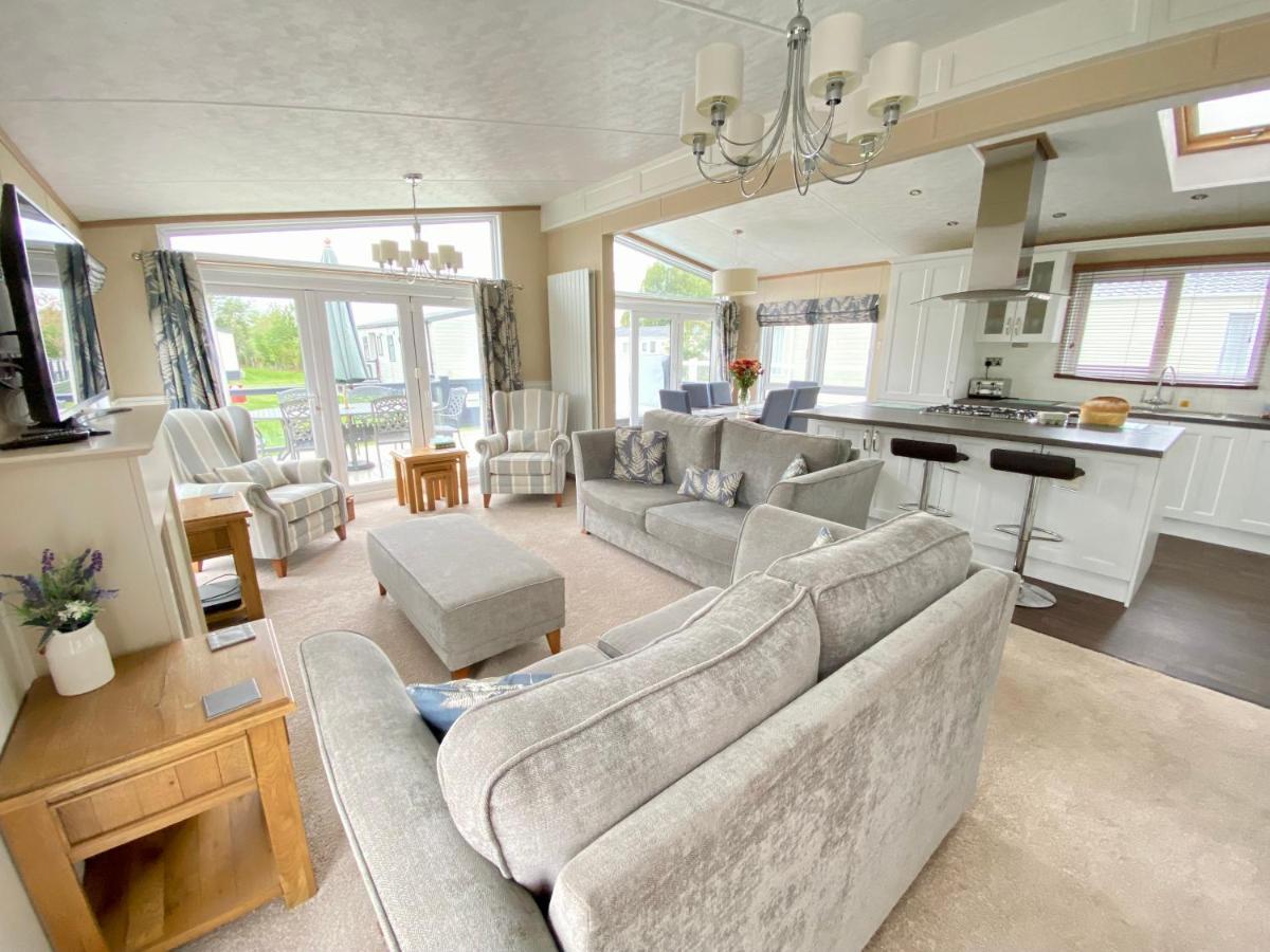 Wildflower, Premium Plus Hot Tub Lodge South Cerney Dış mekan fotoğraf