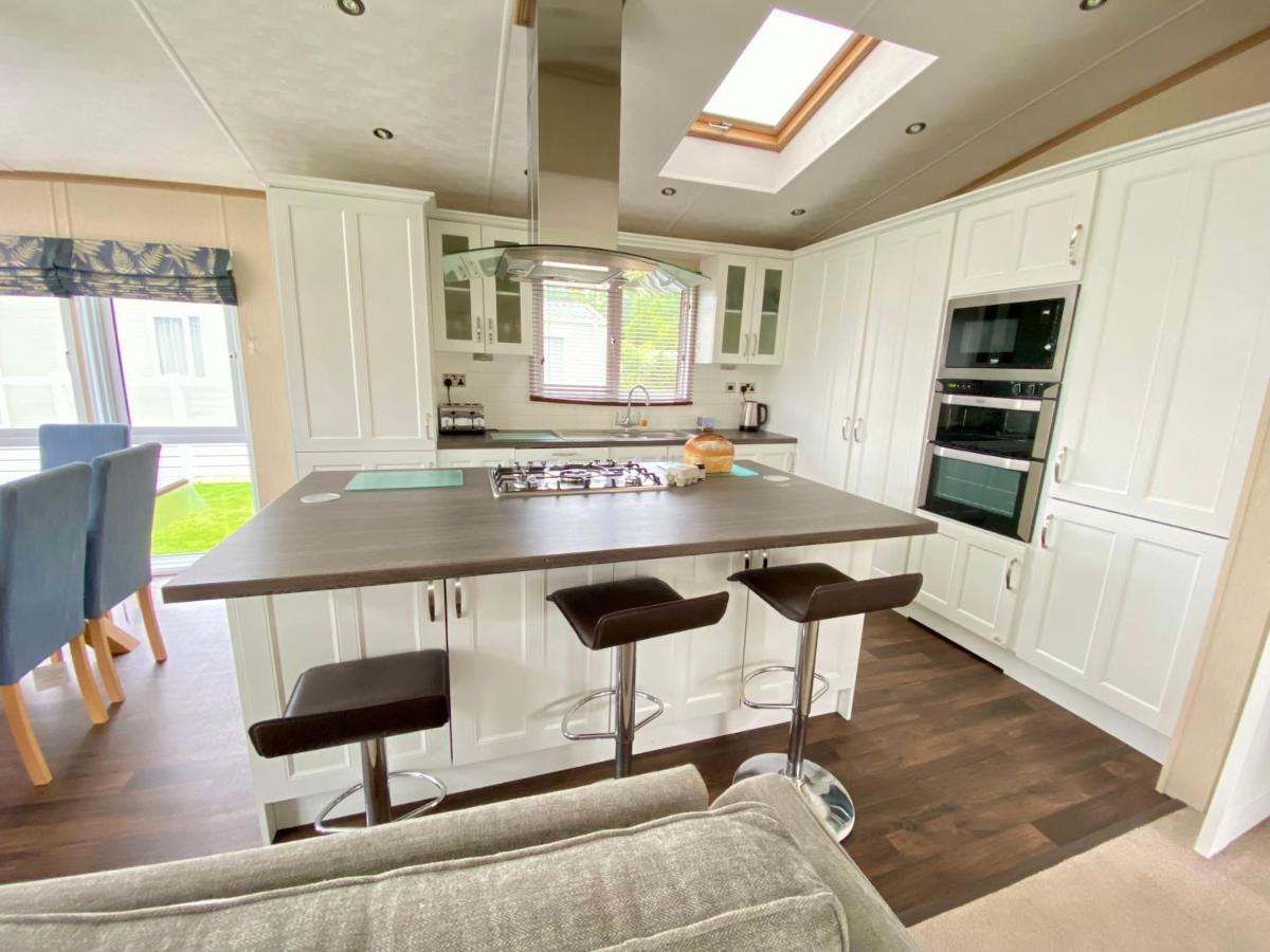 Wildflower, Premium Plus Hot Tub Lodge South Cerney Dış mekan fotoğraf