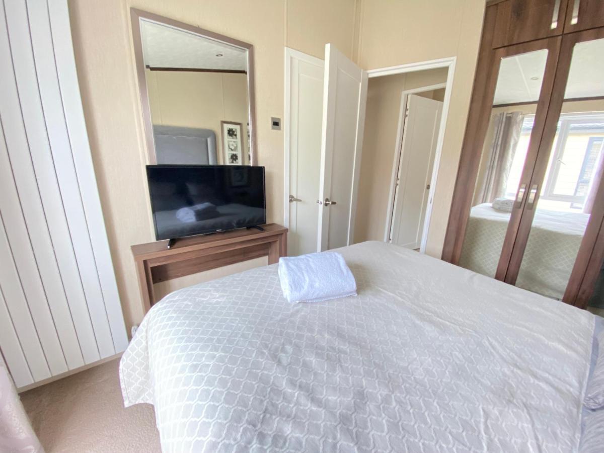 Wildflower, Premium Plus Hot Tub Lodge South Cerney Dış mekan fotoğraf