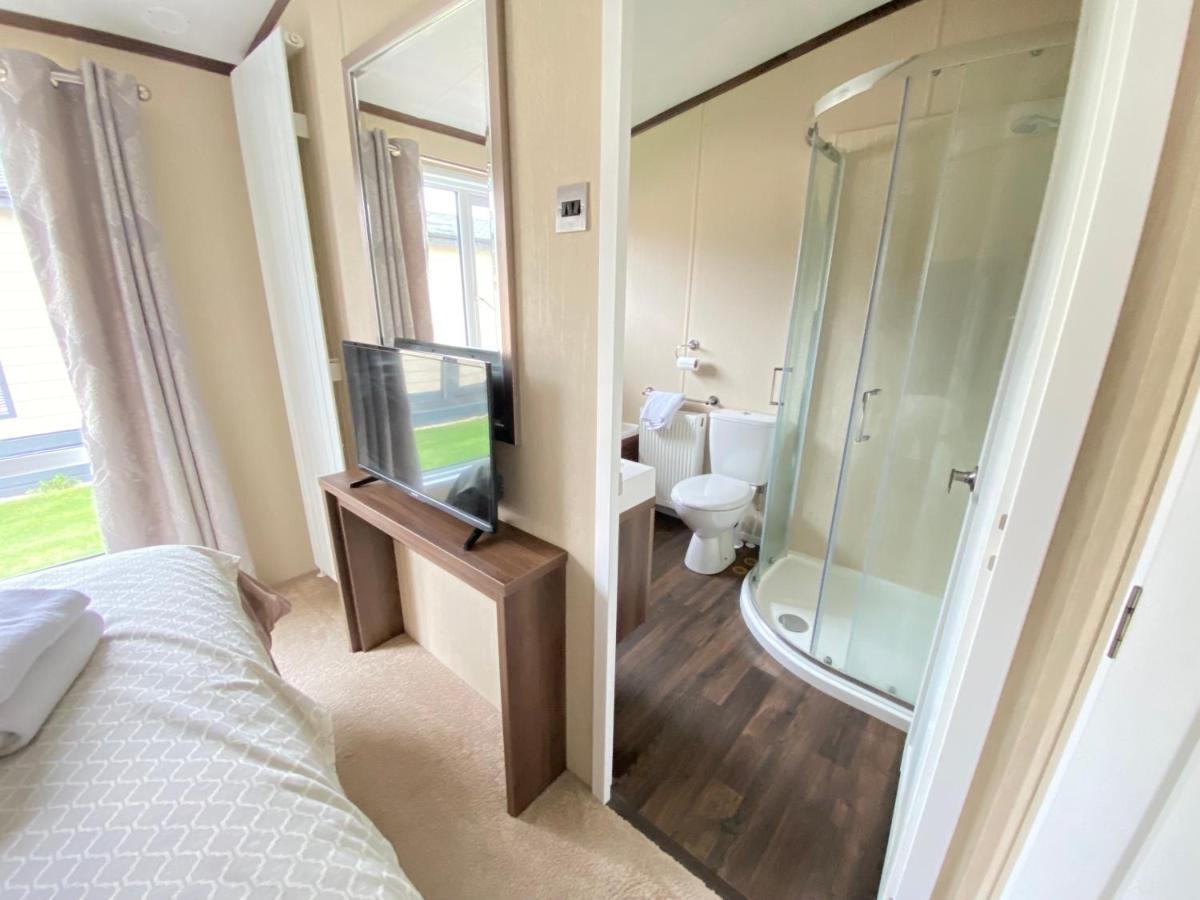 Wildflower, Premium Plus Hot Tub Lodge South Cerney Dış mekan fotoğraf