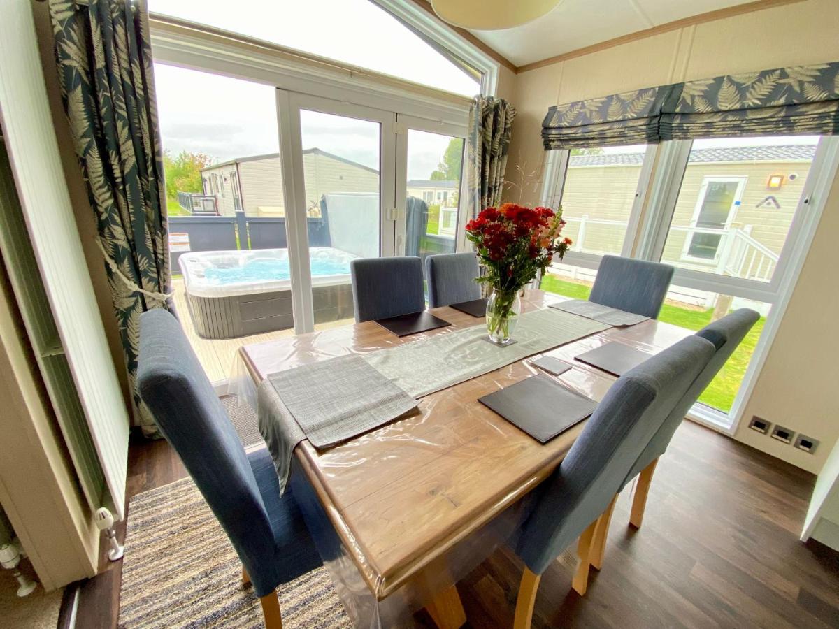 Wildflower, Premium Plus Hot Tub Lodge South Cerney Dış mekan fotoğraf