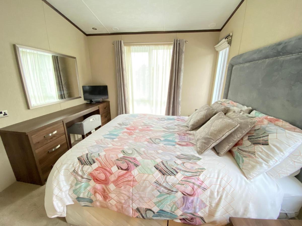 Wildflower, Premium Plus Hot Tub Lodge South Cerney Dış mekan fotoğraf