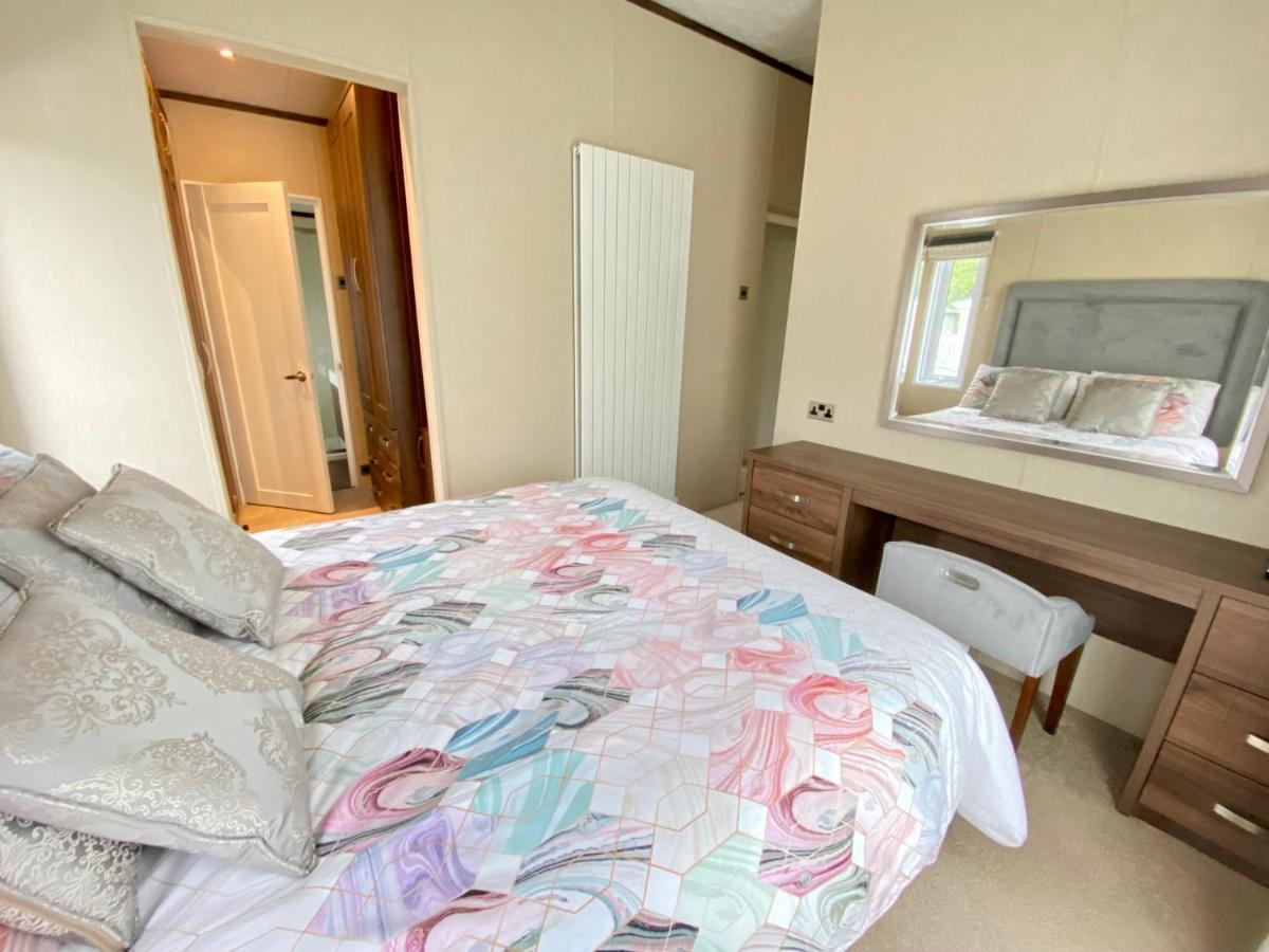 Wildflower, Premium Plus Hot Tub Lodge South Cerney Dış mekan fotoğraf